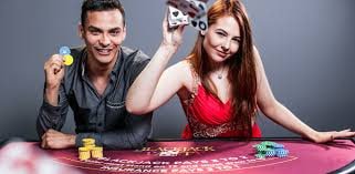 Antarmuka aplikasi royalslot88 menampilkan menu sportsbook, live dealer, dan slot games